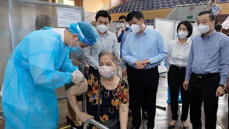 Health Minister asks Hanoi to ensure progress, safety of COVID-19 vaccination